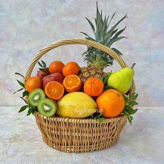 Фруктовая корзина с ананасами, манго и апельсинами
