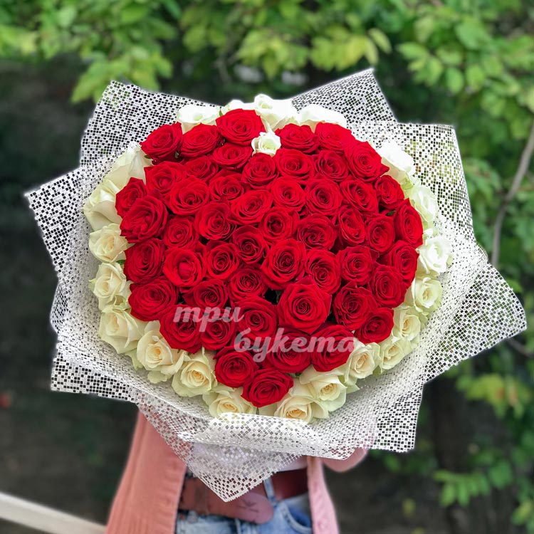 71 роза сердцем (в руках)