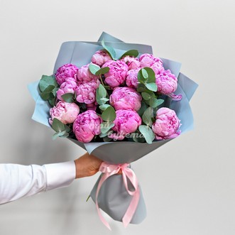 Букет из 15 розовых пионов