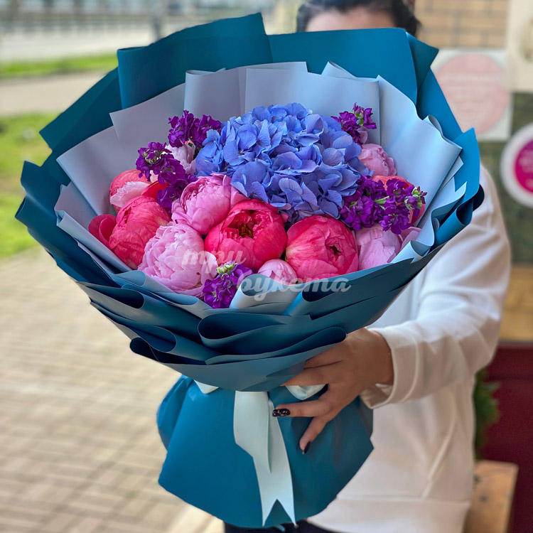 Букет из пионов и гортензий