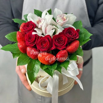 Орхидеи, розы и клубника в коробке