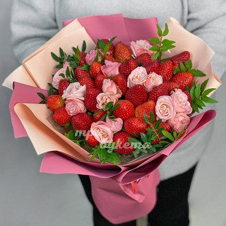 Розовые розы с клубникой