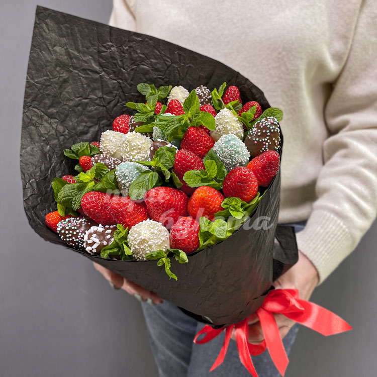 Букет из сладкой клубники (в руках)