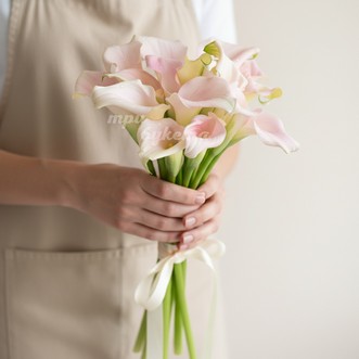 Букет из 15 розовых калл