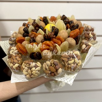 Букет из разных орехов