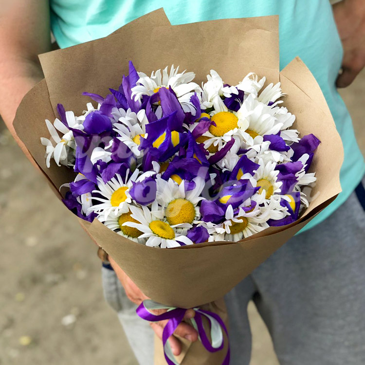 Букет из ромашек и ирисов