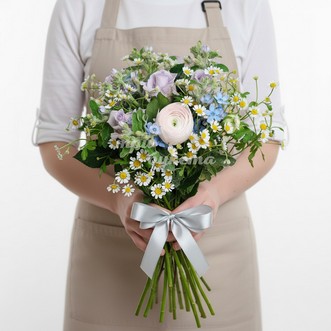 Букет из ромашек и ранункулюса