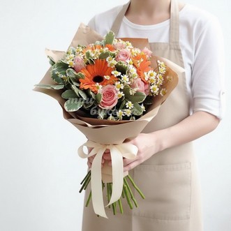 Букет из ромашек и розовых роз