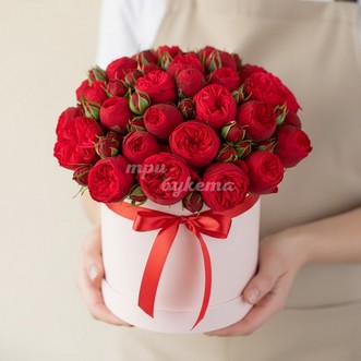 Розы «Red Piano» в шляпной коробке