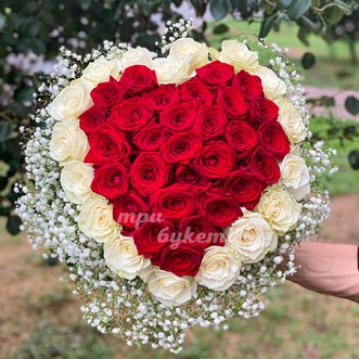 Сердце из белой и красной розы