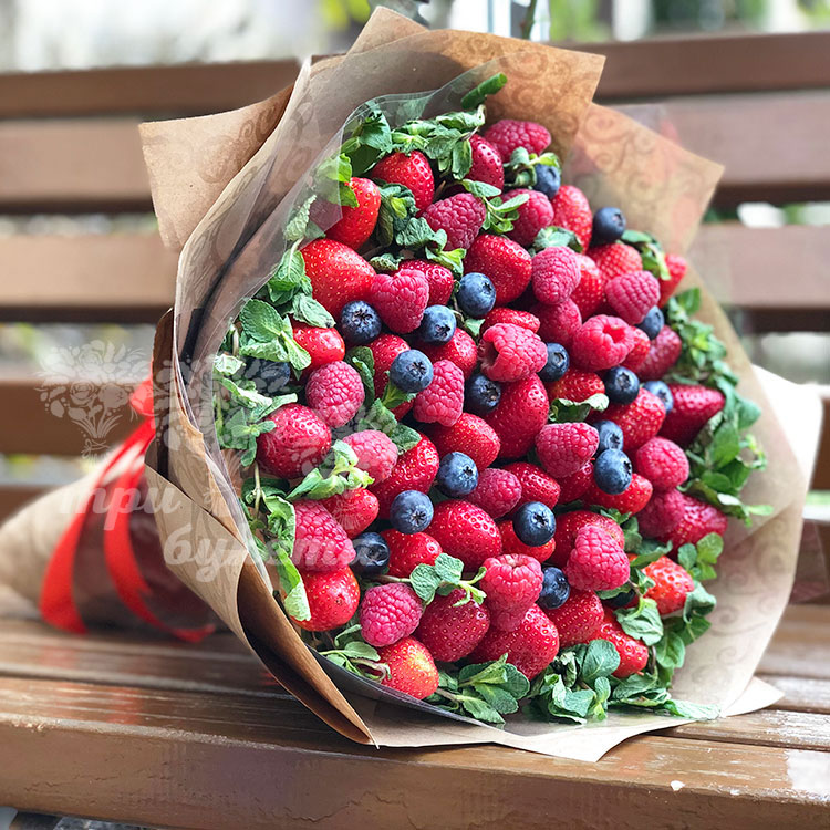 Букет из клубники, малины и черники (на скамейке)