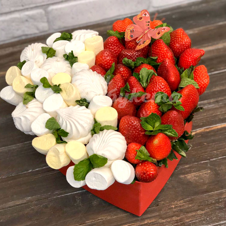 Композиция из зефира и клубники