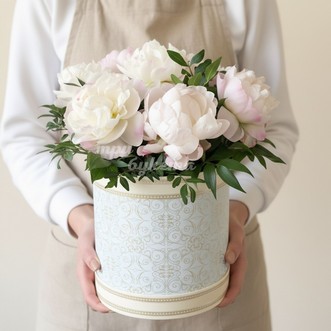 7 пионов в шляпной коробке