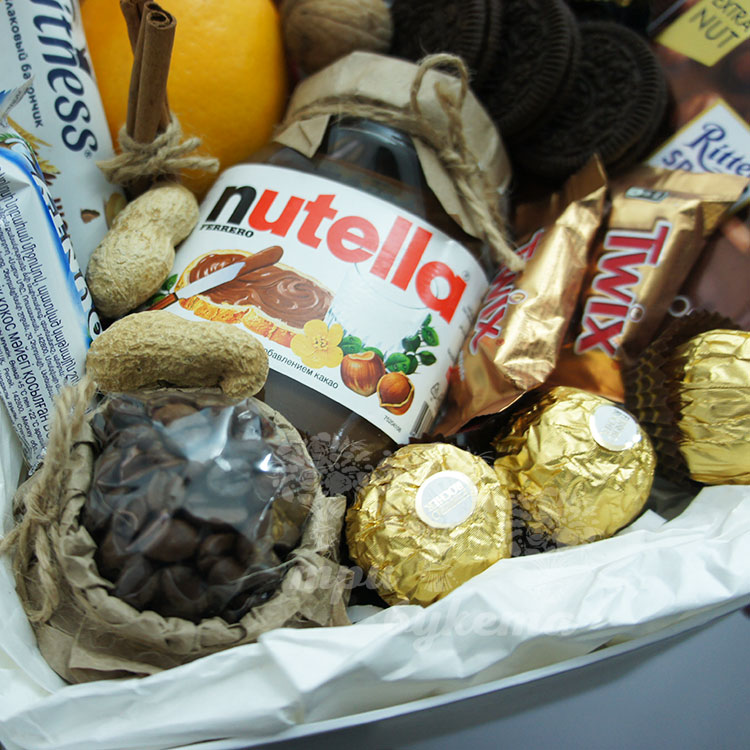 Набор сладостей в коробке-сердце (вид вблизи)