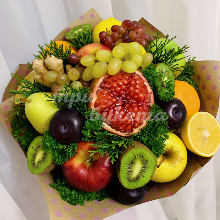 Букет из граната, яблок и слив (крупный план)