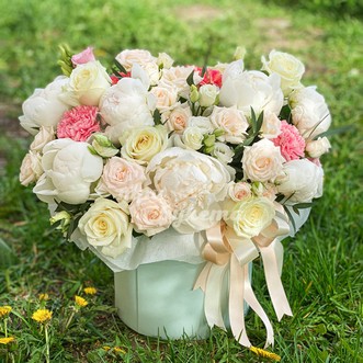 Пионы, розы и эустомы в коробке