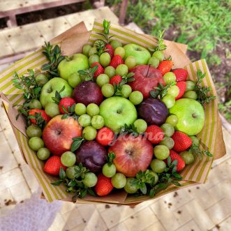 Букет из яблок, клубники и слив