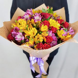 Букет ярких альстромерий и роз