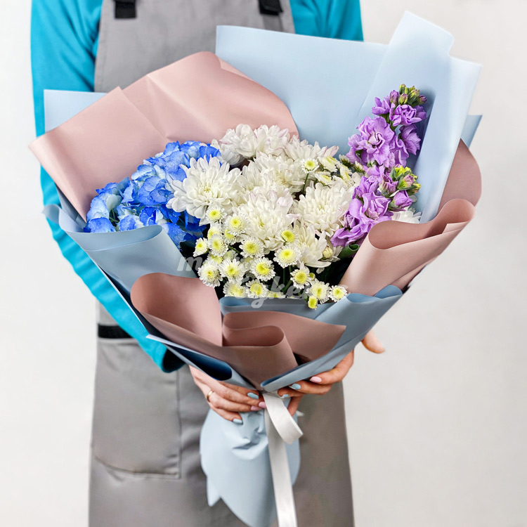 Букет из гортензии, хризантем и маттиол