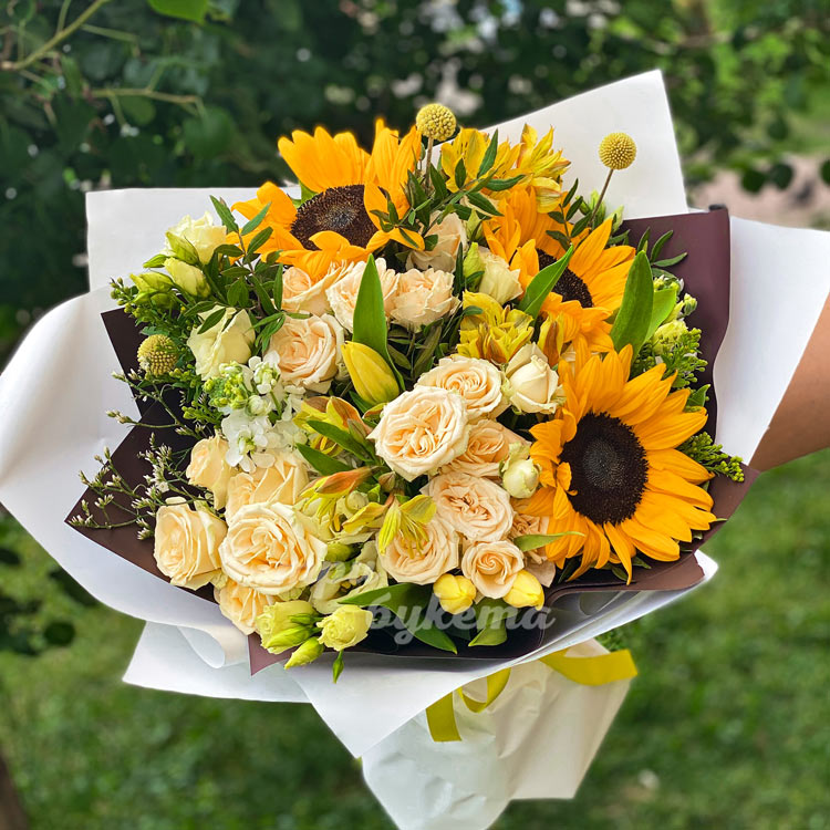 Букет из кустовых роз и подсолнухов (крупный план)