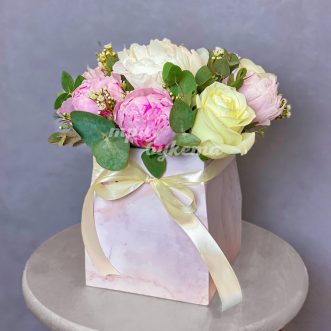 Коробка пионов с эвкалиптом