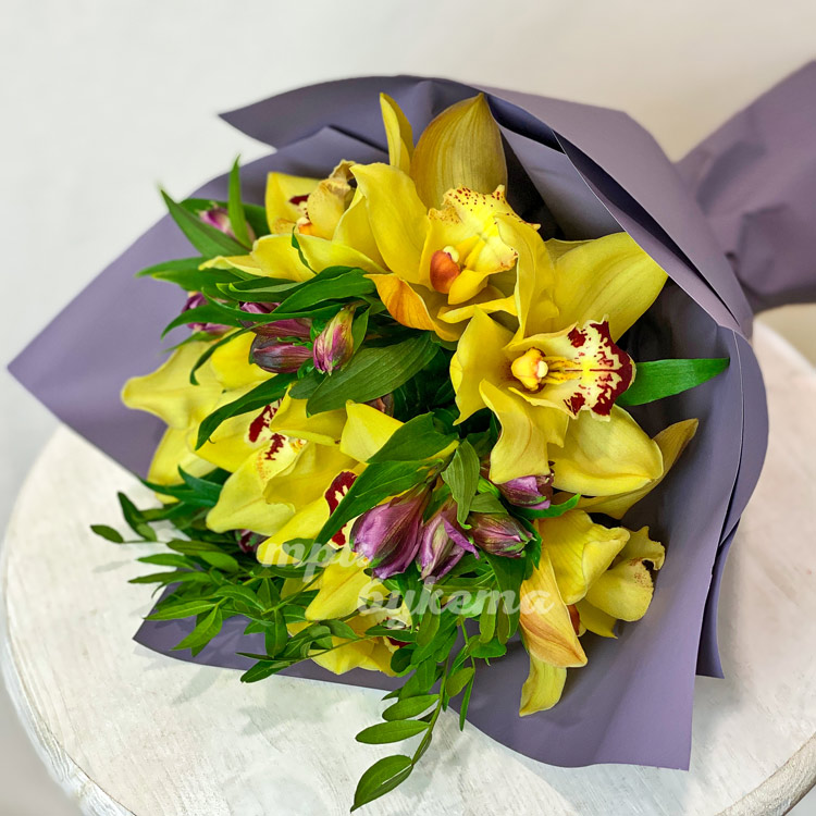 Желтые орхидеи с альстромериями (крупный план)