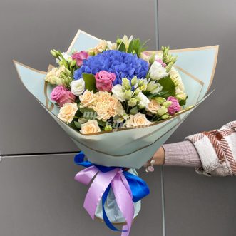 Букет из гвоздик, эустом и гортензии