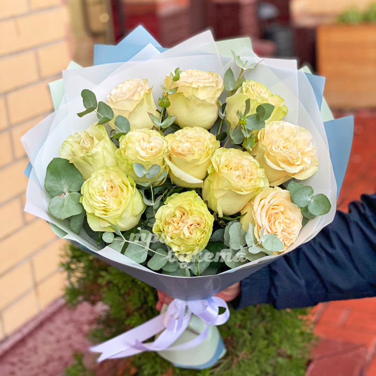 Букет из 11 белых пионовидных роз