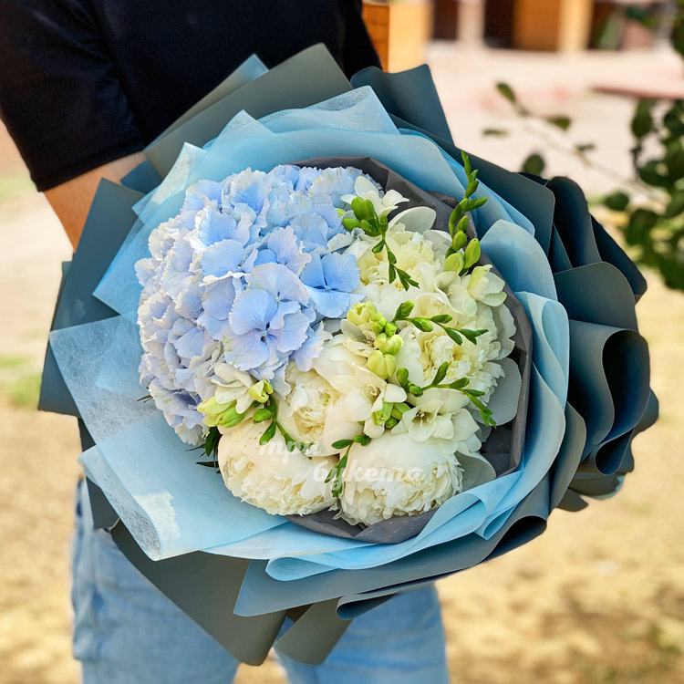 Букет из гортензии и белых пионов (в руках флориста)