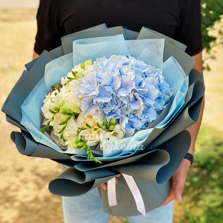Букет из гортензии и белых пионов