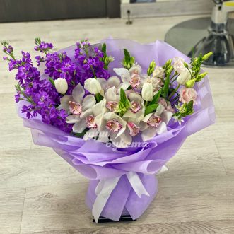 Букет сиреневых маттиол и белых орхидей