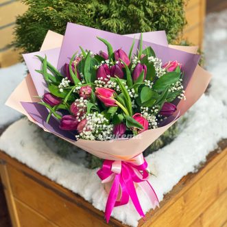 Букет ярких тюльпанов с гипсофилой