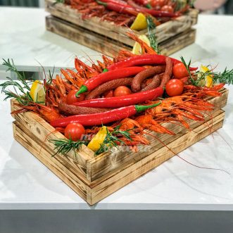 Ящик раков, колбасок и перцев