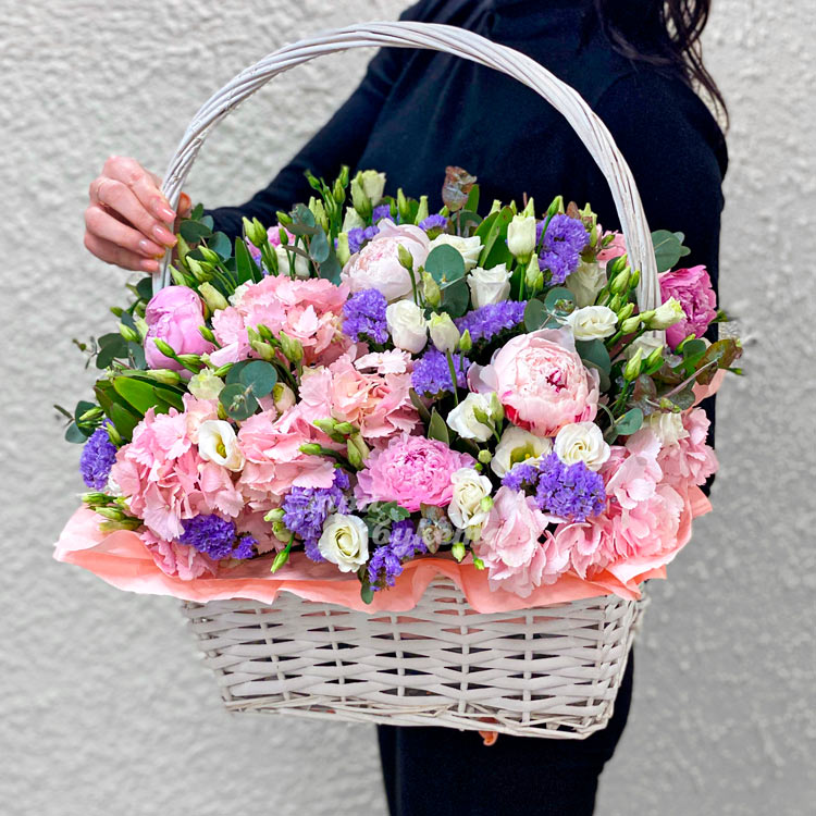 Корзина эустом, гортензий и пионов