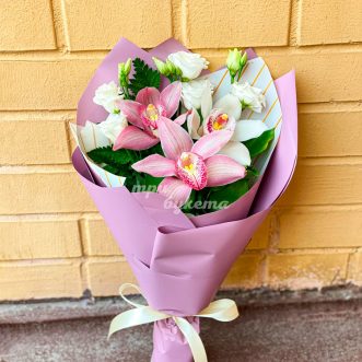 Мини-букет из орхидей и эустом Мини-букет из орхидей и эустом