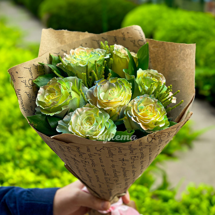 Букет из 7 зеленых роз в крафте (крупный план)