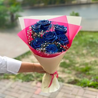 Букет из 7 синих роз с гипсофилой Букет из 7 синих роз с гипсофилой