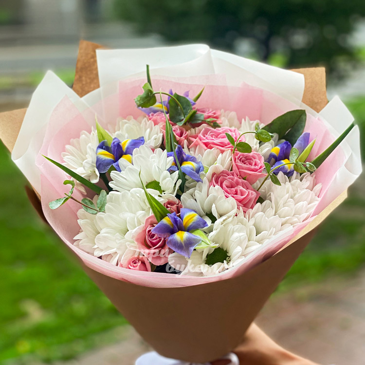 Букет из роз, ирисов и хризантем (крупный план)
