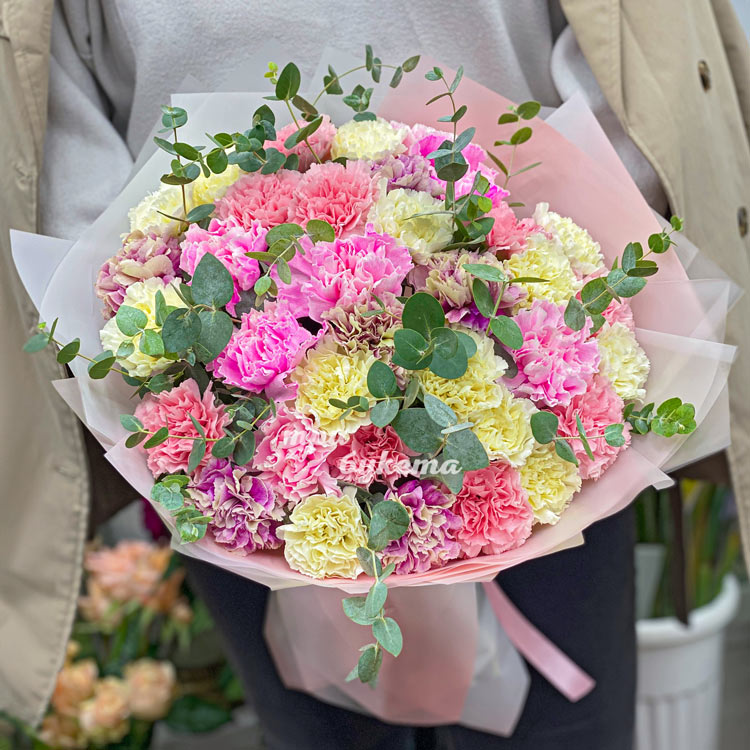 Букет 35 цветных гвоздик с эвкалиптом (в руках флориста)