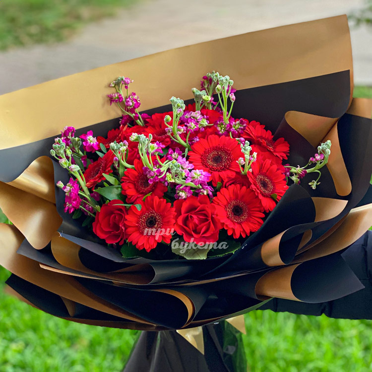 Букет красных гербер и розовых маттиол (крупный план)