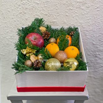 Новогодняя коробка с яблоком и апельсинами