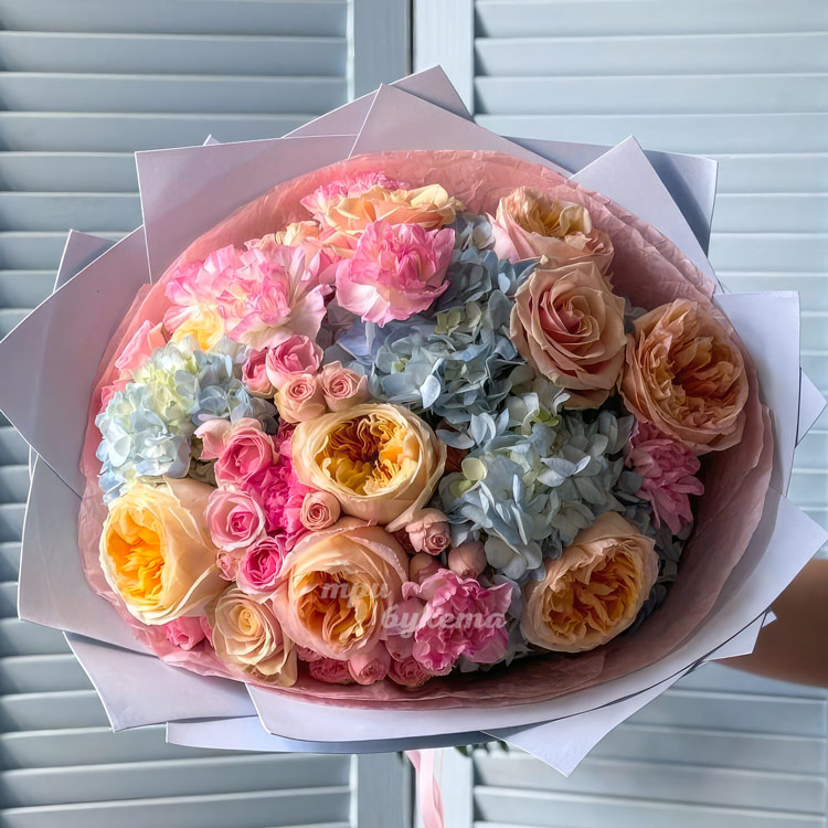 Букет ярких роз, гвоздик и гортензий (вид сверху)