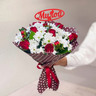 Букет роз и хризантем на 8 марта