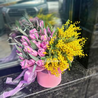 Шляпная коробка с мимозой и тюльпанами