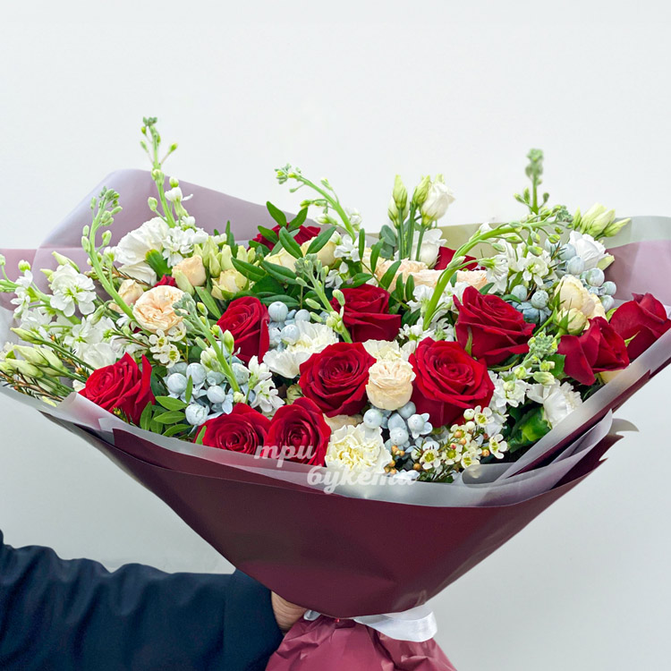 Букет красных роз, белых маттиол и зелени (крупный план)