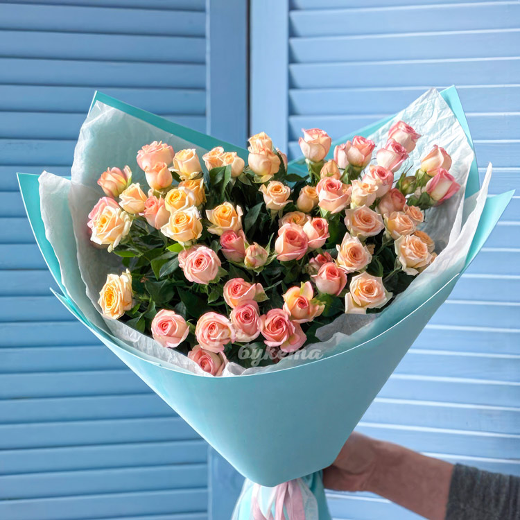 Букет цветных Кенийских кустовых роз (крупный план)