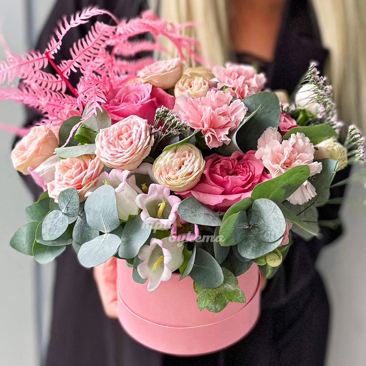 Коробка роз и гвоздик на 1 сентября (крупный план)