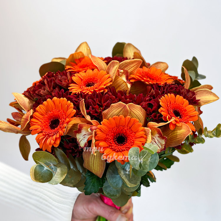 Букет из оранжевых гербер и орхидей (крупный план)