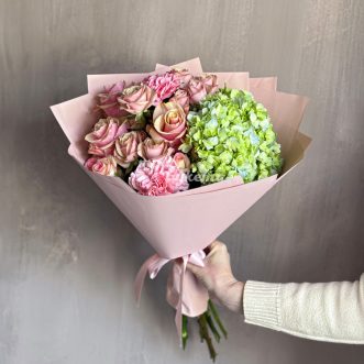 Букет розовых роз с зеленой гортензией Букет розовых роз с зеленой гортензией