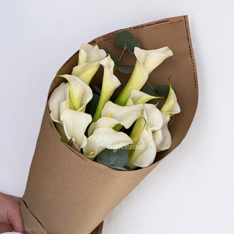 Букет белых калл с эвкалиптом в крафте (крупный план)